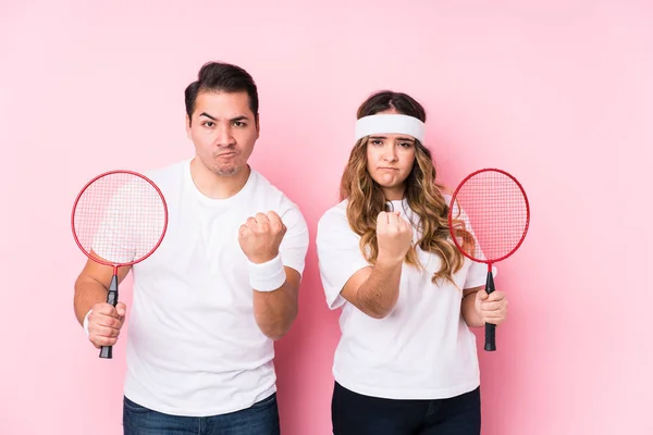 Casal Jovem Jogando Badminton Isolado Mostrando Punho Para Câmera Expressão — Fotografia de Stock