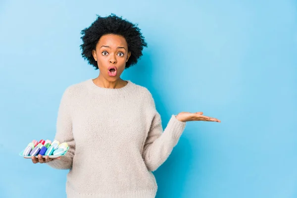 Middle Age African American Woman Eating Macaroons Isolated Impressed Holding — 스톡 사진