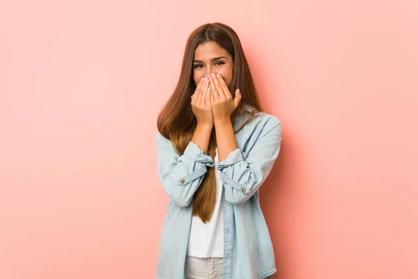 Jonge Slanke Vrouw Lachen Iets Bedekken Mond Met Handen — Stockfoto