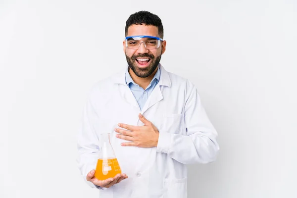 Hombre Químico Árabe Joven Aislado Ríe Voz Alta Manteniendo Mano — Foto de Stock