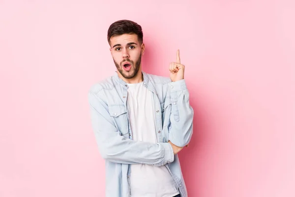 Joven Hombre Negocios Caucásico Posando Fondo Blanco Aislado Teniendo Alguna —  Fotos de Stock