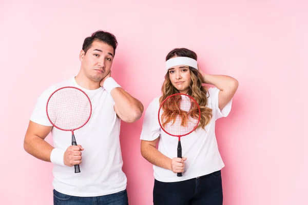 Casal Jovem Jogando Badminton Isolado Sendo Chocado Ela Lembrou Reunião — Fotografia de Stock