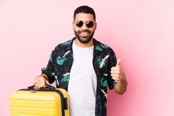 Joven Latino Sosteniendo Una Maleta Sonriendo Levantando Pulgar — Foto de Stock