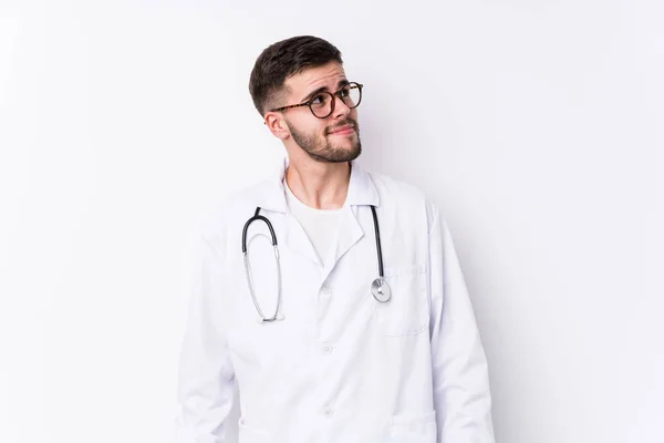 Giovane Medico Caucasico Uomo Isolato Sognando Raggiungere Obiettivi Scopi — Foto Stock