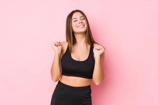 Joven Fitness Mujer Caucásica Aislado Levantando Puño Sintiéndose Feliz Exitoso —  Fotos de Stock