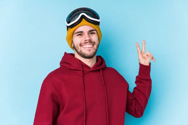 Jovem Caucasiano Vestindo Uma Roupa Esqui Isolado Alegre Despreocupado Mostrando — Fotografia de Stock