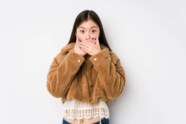 Joven Mujer China Posando Fondo Blanco Aislado Impactada Cubriendo Boca — Foto de Stock