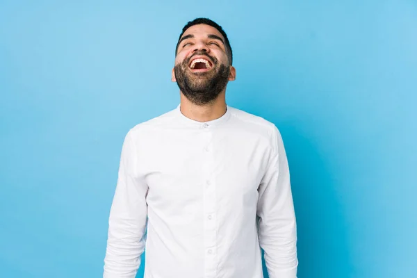 Mladý Latinský Muž Modrém Pozadí Izolované Uvolněný Šťastný Smích Krk — Stock fotografie