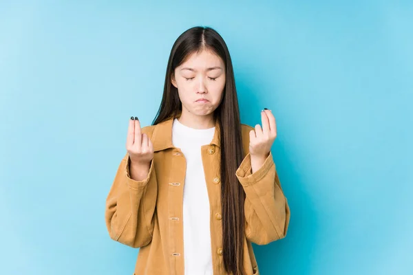Joven Mujer China Posando Fondo Azul Aislado Mostrando Que Tiene —  Fotos de Stock