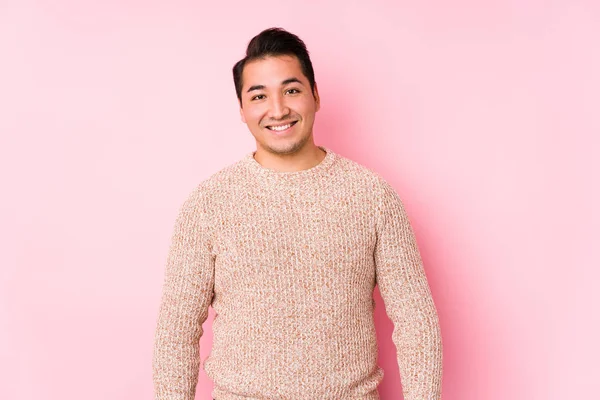 Young Curvy Man Posing Pink Background Isolated Happy Smiling Cheerful — 스톡 사진