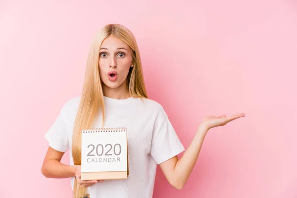 Menina Segurando Calendário 2020 Impressionado Segurando Espaço Cópia Palma Mão — Fotografia de Stock