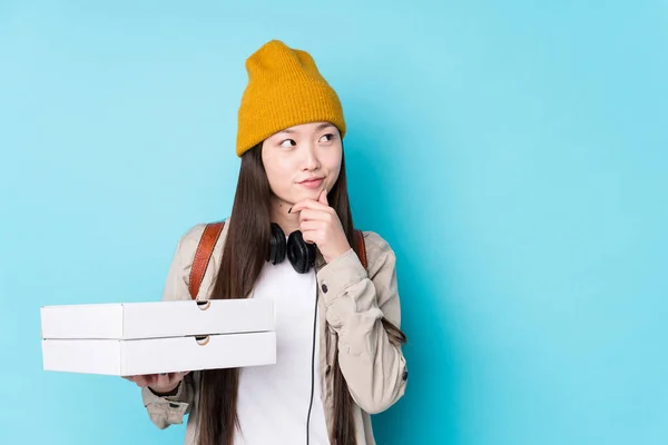 Joven Mujer China Sosteniendo Pizzas Aisladas Mirando Hacia Los Lados —  Fotos de Stock