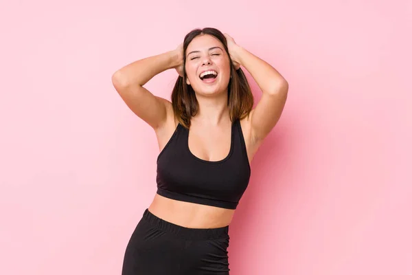 Jonge Fitness Blanke Vrouw Geïsoleerd Lacht Vreugdevol Handen Het Hoofd — Stockfoto