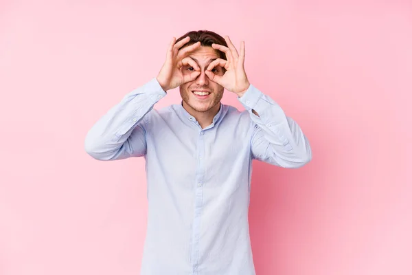 Jovem Caucasiano Homem Posando Rosa Fundo Isolado Mostrando Sinal Sobre — Fotografia de Stock