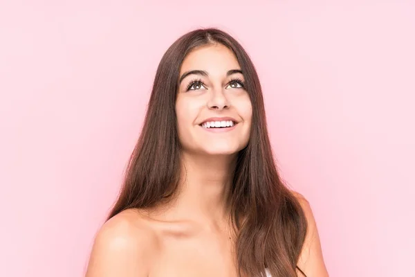 若いです美しさCaucasian女性に対してピンクの背景 — ストック写真