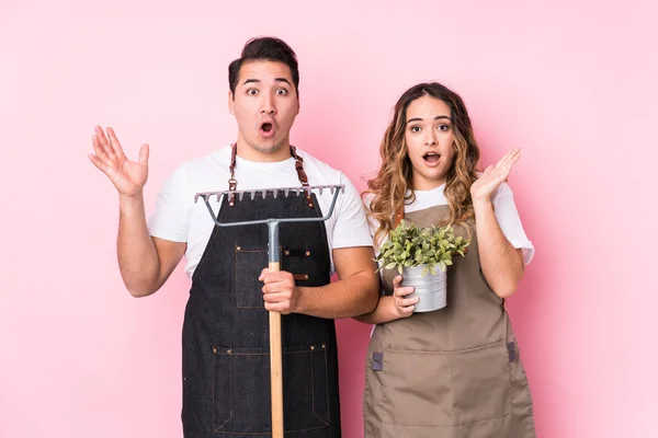 Young Couple Gardener Isolated Surprised Shocked — Stock Photo, Image