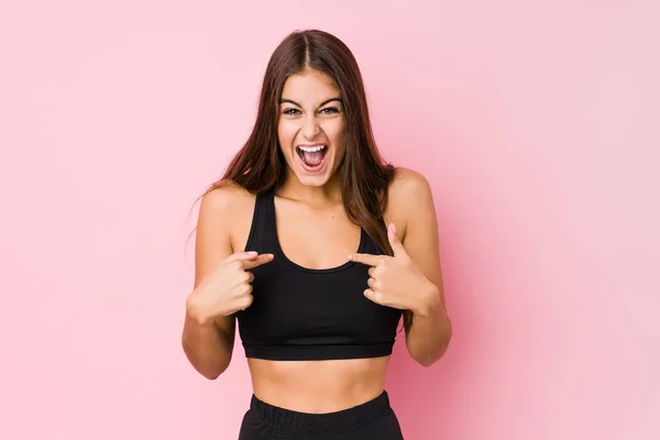 Joven Caucásico Fitness Mujer Haciendo Deporte Aislado Sorprendido Señalando Con — Foto de Stock