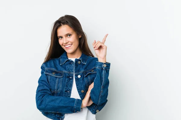 Junge Süße Frau Lächelt Fröhlich Und Zeigt Mit Dem Zeigefinger — Stockfoto