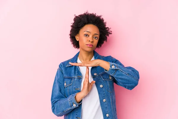 Jonge Afro Amerikaanse Vrouw Tegen Een Roze Achtergrond Geïsoleerd Met — Stockfoto