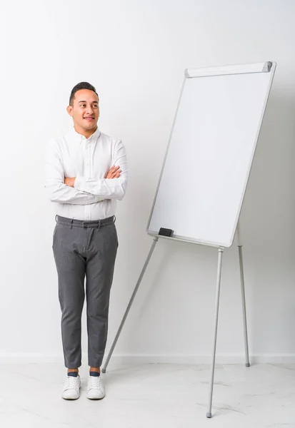 Jovem Homem Coaching Latino Com Quadro Isolado Sorrindo Confiante Com — Fotografia de Stock