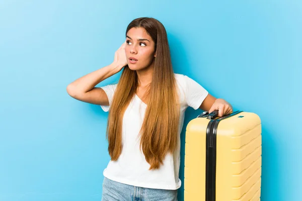 Joven Mujer Caucásica Sosteniendo Una Maleta Viaje Tratando Escuchar Chisme —  Fotos de Stock