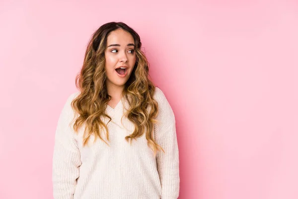 Jovem Mulher Curvilínea Posando Fundo Rosa Isolado Sendo Chocado Por — Fotografia de Stock