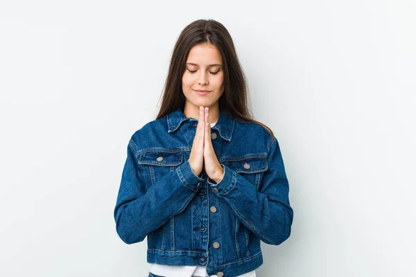 Mladá Roztomilá Žena Drží Ruce Modlitbě Blízko Úst Cítí Sebevědomí — Stock fotografie