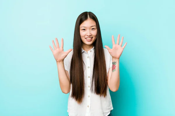 Νεαρή Όμορφη Κινέζα Που Δείχνει Νούμερο Δέκα Χέρια — Φωτογραφία Αρχείου