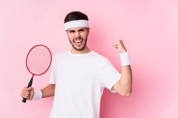Jeune Homme Caucasien Jouant Badminton Isolé Levant Poing Après Une — Photo