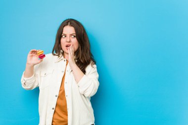 Kurabiye tutan genç kadın gizli bir sıcak fren haberinden bahsediyor.