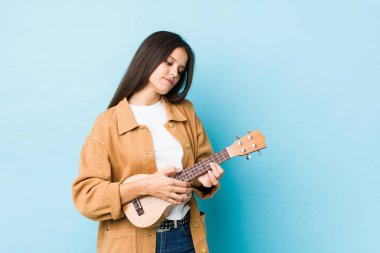 Ukrayna 'yı oynayan beyaz bir kadın mavi bir arka planda izole edilmiş.