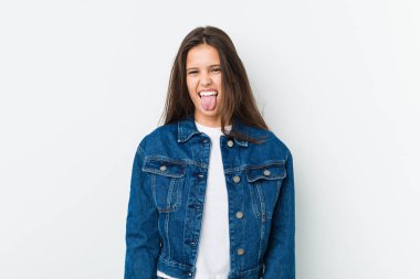 Genç, sevimli, komik ve dost canlısı bir kadın..