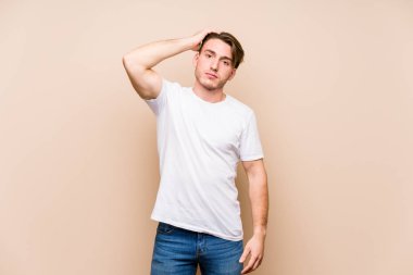 Kafkasyalı genç adam şok olmuş gibi davranıyor. Önemli bir buluşmayı hatırlıyor..