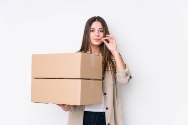 Genç beyaz kadın yeni bir eve taşınıyor parmakları dudaklarında bir sır saklıyor..