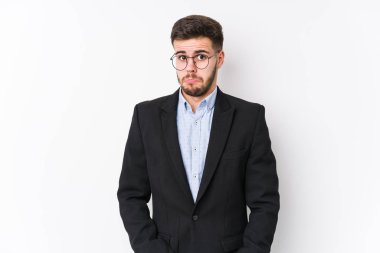 Beyaz arka planda poz veren beyaz tenli genç beyaz iş adamı genç Kafkasyalı iş adamı omuz silker ve kafası karışır..