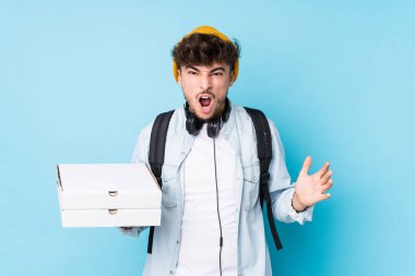 Elinde pizza tutan genç Arap öğrenci çok sinirli ve agresif çığlıklar atıyor..