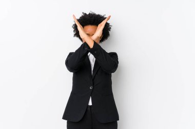 Orta yaşlı Afrikalı Amerikalı iş kadını beyaz bir geçmişe karşı iki kolu çapraz tutmak, inkar kavramı.