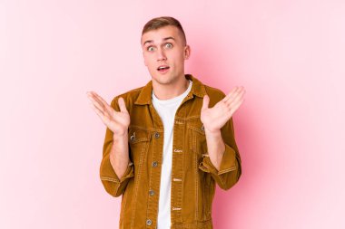 Kafkasyalı genç adam şaşırdı ve şok oldu..