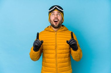 Genç kayakçı Kafkasyalı izole edilmiş, ağzı açık, üst tarafı işaret ediyor..