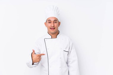 Genç, latin aşçı, gömlek fotokopi alanını elle işaret eden, gururlu ve kendinden emin birini izole etti.