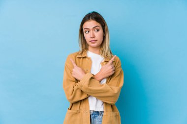 Kafkasyalı genç kadın iki seçenek arasında seçim yapmaya çalışıyor..