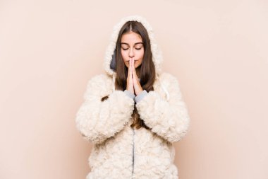 Kafkasyalı genç bir kadın el ele tutuşup yalnız poz veriyor..