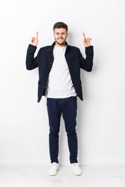 Tam vücut Kafkasyalı genç adam şans dilemek için şans diliyor.