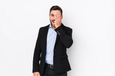 Beyaz bir geçmişi olan beyaz bir iş adamı, yüzünün yarısını palmiye ile örterek eğleniyor..