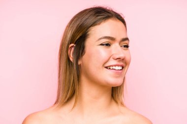 Kafkasyalı genç bir kadın yüzü kapalı.