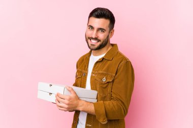 Yalnız pizzaları tutan yakışıklı genç adam gülümseyen, neşeli ve keyifli bakışları bir yana bırak..