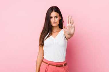 Genç, sevimli bir kadın, elini uzatmış, dur işareti göstererek, seni engelliyor..