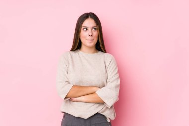 Kafkasyalı genç bir kadın yalnız poz veriyor. Kafası karışmış, kendinden emin değil..