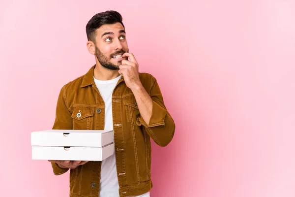 Jeune Homme Beau Tenant Des Pizzas Isolé Détendu Penser Quelque — Photo