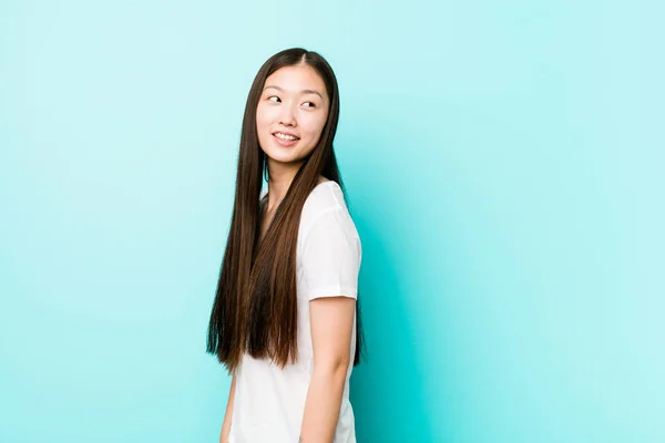 Ung Vacker Kinesisk Kvinna Ser Undan Leende Glad Och Trevlig — Stockfoto